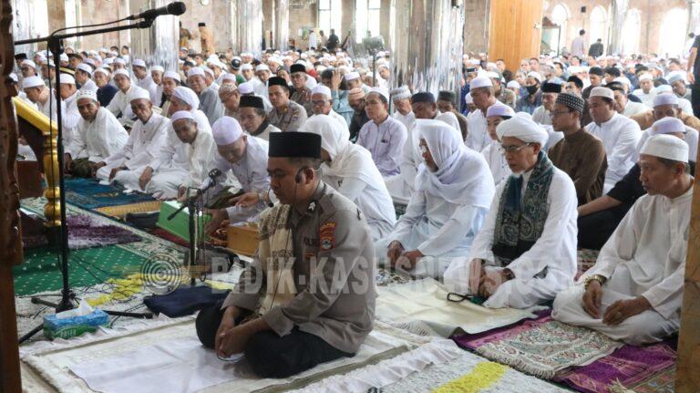 Briptu Ahlun Najar Jadi Imam Shalat Jumat, Kapolres HSU, Bupati dan Anggota DPR RI Hadiri Ibadah Bersama di Masjid Raya At-Taqwa Amuntai
