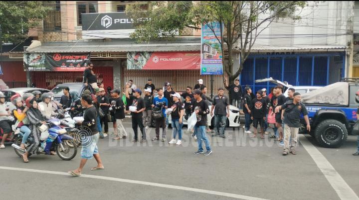 Squad Nusantara DPC Kudus Bagikan 1.000 Paket Nasi untuk Buka Puasa di Simpang Tujuh