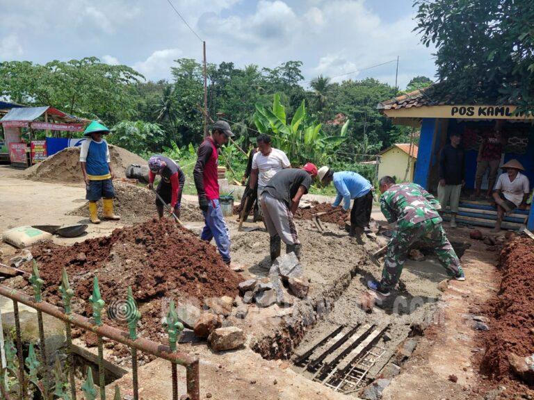 TNI Hadir di Tengah Masyarakat, Jalan Penghubung Dua Kecamatan Diperbaiki