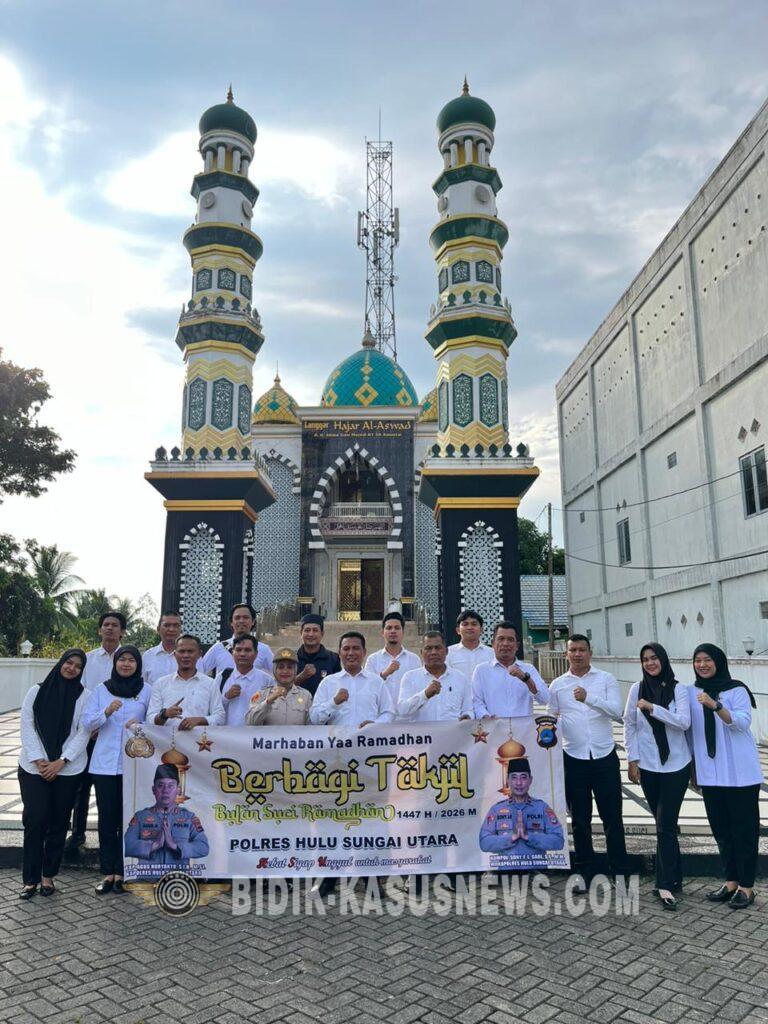 Sat Reskrim Polres Hulu Sungai Utara Bagikan 100 Takjil di Depan Mushola Hajar Aswat Amuntai