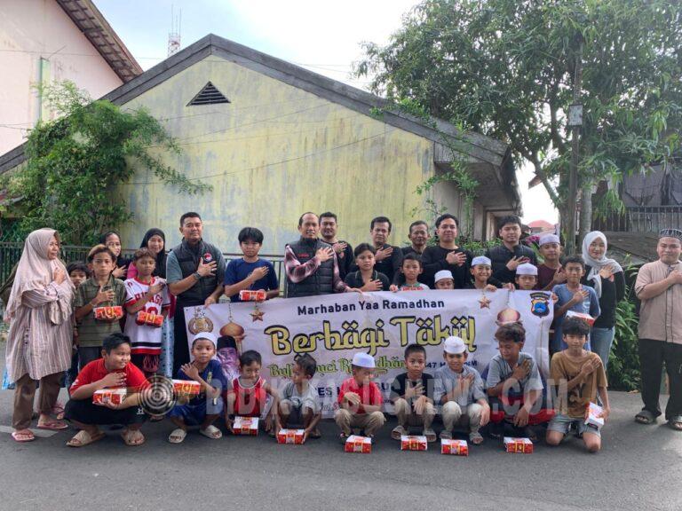 Satresnarkoba Polres Hulu Sungai Utara Berbagi Takjil di Jalan Khuripan Amuntai, Perkuat Silaturahmi di Bulan Ramadan