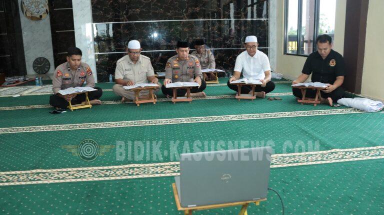 Personel Polres Hulu Sungai Utara Ikuti Tadarus Al-Qur’an Virtual Terhubung Mabes Polri Selama Ramadan 1447 H