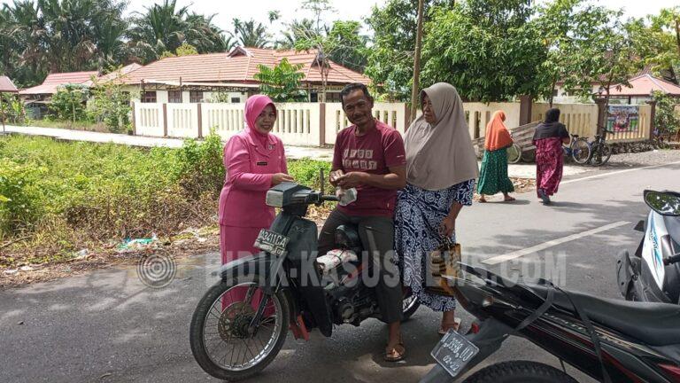 Hari ke-14 Ramadan, Polsek Banjang Bagikan Takjil Bersama Bhayangkari di Km 6,5 Desa Banjang
