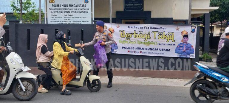 Sat Polairud Polres Hulu Sungai Utara Bagikan Takjil di Jalan Bihman Villa, Wujud Kepedulian Ramadan 1447 H
