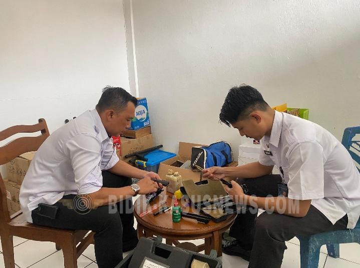 Ka. KPR Beserta Staf Lakukan Perawatan Berkala Senjata Api dan Borgol: Wujud Komitmen terhadap Keamanan Maksimal