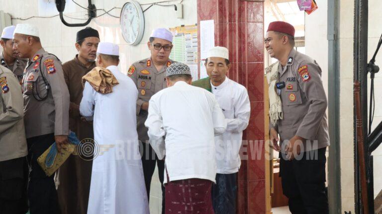 Perkuat Kedekatan dengan Warga, Polres Hulu Sungai Utara Gelar Shalat Jumat Berjamaah di Masjid Raya Baitul Ma’ruf