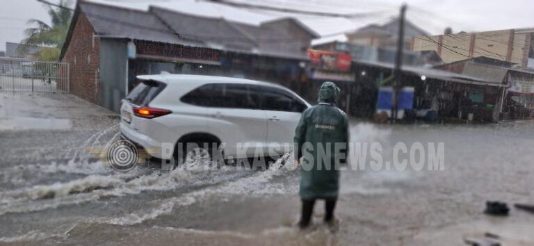 Hujan Deras Rendam Sukarame, Babinsa Koramil 410-01/Panjang Turun Langsung Pantau Genangan di Bandar Lampung