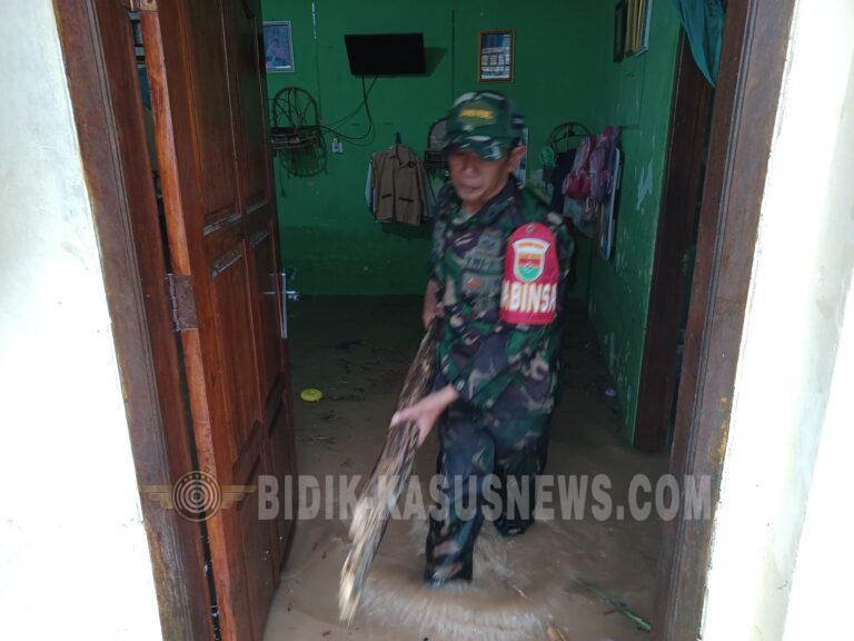 Aksi Cepat Babinsa Koramil 410-05/TKP Turun Langsung ke Lokasi Terdampak Banjir