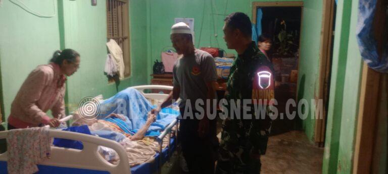 Babinsa 410-05/TBU dan Warga Gotong Royong Bersihkan Lumpur Pascabanjir di Pasir Gintung Bandar Lampung