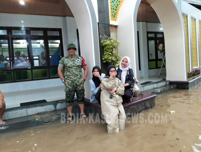 Babinsa Kodim 0410/KBL Turun Tangan, 316 Rumah di Kalibalau Kencana Bandar Lampung Terdampak Banjir