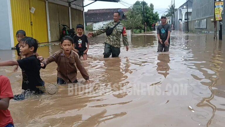 Babinsa Koramil 410-04/TKT Sigap Tangani Banjir di Way Kandis Bandar Lampung, Puluhan Rumah Terdampak