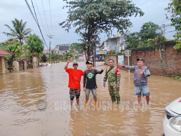 Babinsa Koramil 410-04/TKT Monitoring Banjir di Jagabaya III Bandar Lampung, Rumah Warga dan Sekolah Terdampak