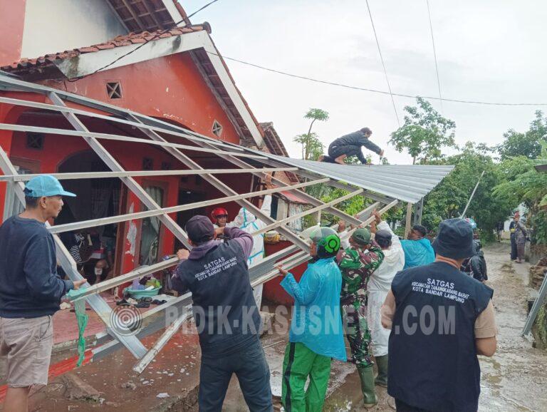 Babinsa Koramil 410-05/TKP Turun Tangan Bantu Warga Bersihkan Reruntuhan Pasca Hujan Deras