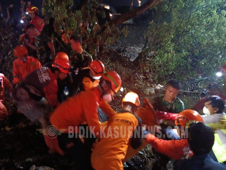 Gerak Cepat Yonarmed 7/BG Bantu Penanganan dan Evakuasi Longsor Gunung Sampah di Bantargebang