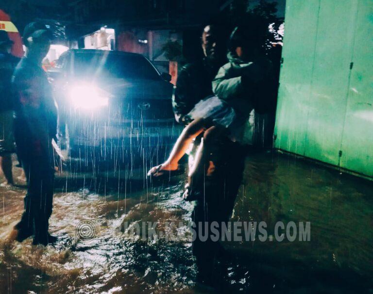 Hujan Deras Rendam 304 Rumah di Kalibalau Kencana Bandar Lampung, Babinsa Pimpin Evakuasi Warga