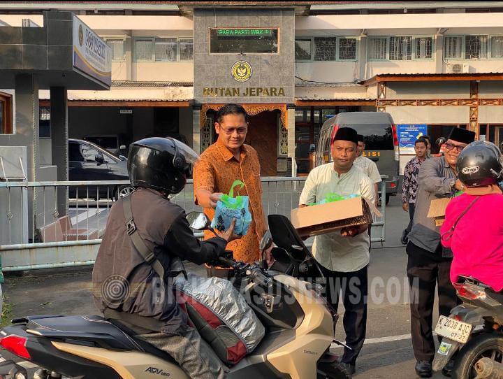 Semangat Berbagi di Bulan Ramadan, Rutan Jepara Salurkan Takjil untuk Masyarakat