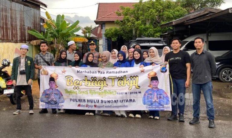 Polres HSU dan Mahasiswa Bersatu di Bulan Ramadhan, 100 Takjil Dibagikan untuk Pengguna Jalan di Amuntai Utara