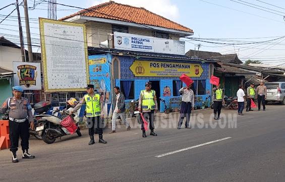 Hari Pertama Ops Ketupat Lodaya 2026, Petugas Gabungan Atur Lalu Lintas di Depan Pos Pam Pasar Patrol Indramayu