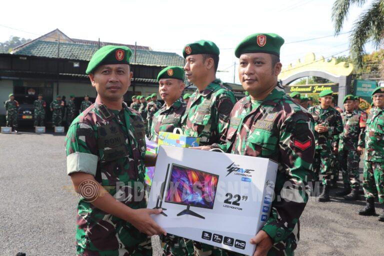 Dandim 0410/KBL Serahkan Bantuan Laptop untuk Tingkatkan Kinerja Staf Makodim