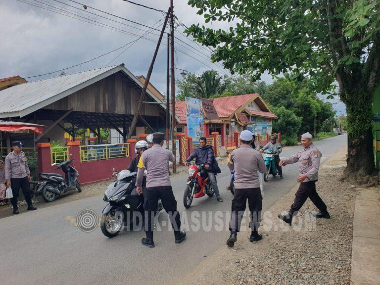 Polsek Sungai Pandan Bagikan Takjil kepada Pengguna Jalan, Pererat Silaturahmi di Bulan Ramadhan