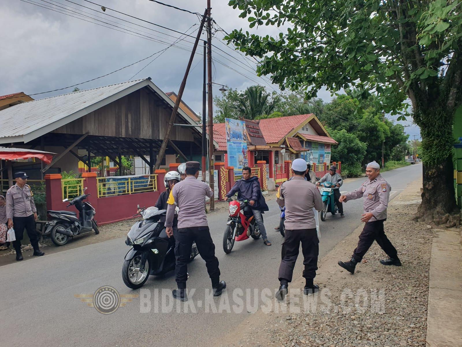 Polsek Sungai Pandan Bagikan Takjil kepada Pengguna Jalan, Pererat Silaturahmi di Bulan Ramadhan