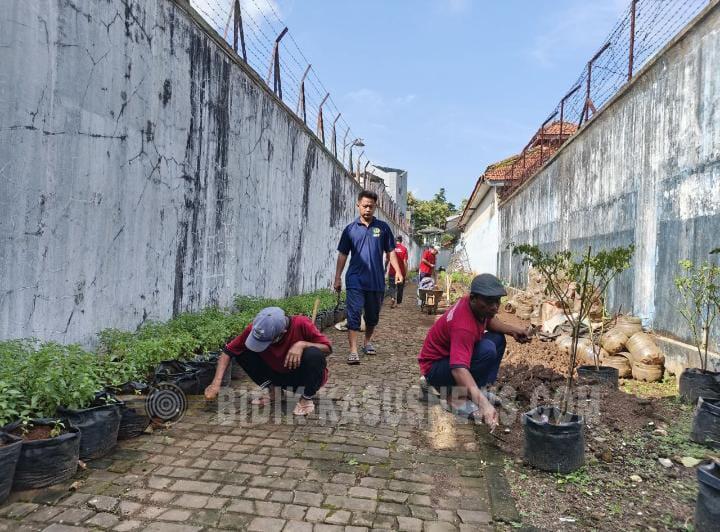 Ramadan Produktif: WBP Rutan Jepara Panen Terong dan Rawat Lahan Branggang Demi Ketahanan Pangan
