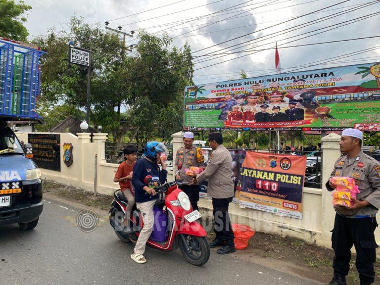 Ramadan Penuh Berkah, Polsek Amuntai Utara Bagikan Takjil Gratis untuk Warga dan Pengendara