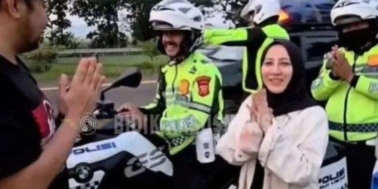 Respons Cepat Personel Polres Indramayu: Bantu Pemudik yang Tertinggal di Rest Area KM 130 Tol Cipali