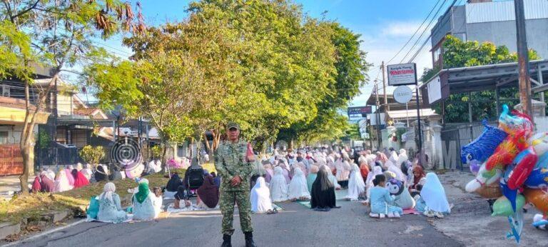 Babinsa Way Halim Permai Amankan Shalat Idul Fitri, Ratusan Jemaah Beribadah Tertib dan Khusyuk