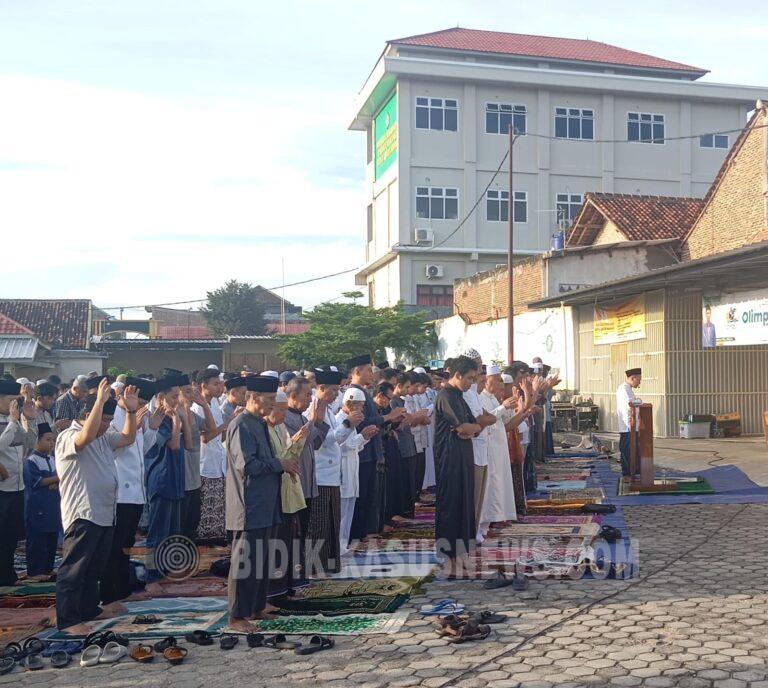 Ribuan Jemaah Padati Sholat Idul Fitri di Langkapura, Babinsa Kodim 0410/KBL Pastikan Ibadah Aman dan Khusyuk