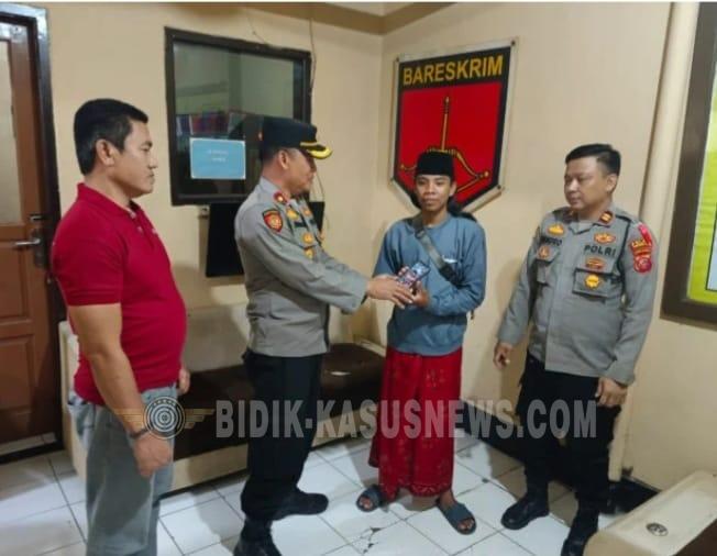 HP Dicuri, Malamnya Kapolsek Kedawung Langsung Menyerahkan Kepada Korban