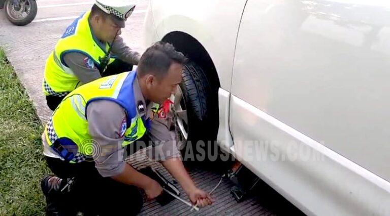 Ban Mobil Pemudik Bocor di Tol Cipali, Polisi Langsung Gercep Membantu
