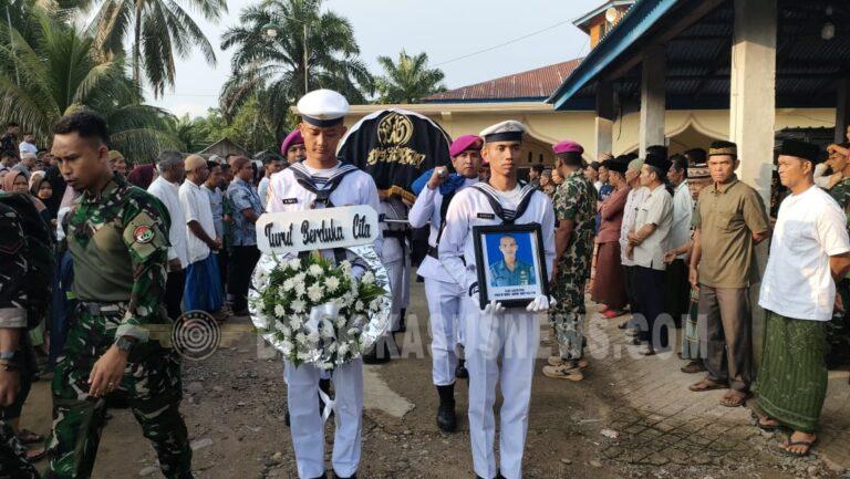 GUGUR DALAM PENUGASAN, DUA PRAJURIT MARINIR DIMAKAMKAN SECARA MILITER