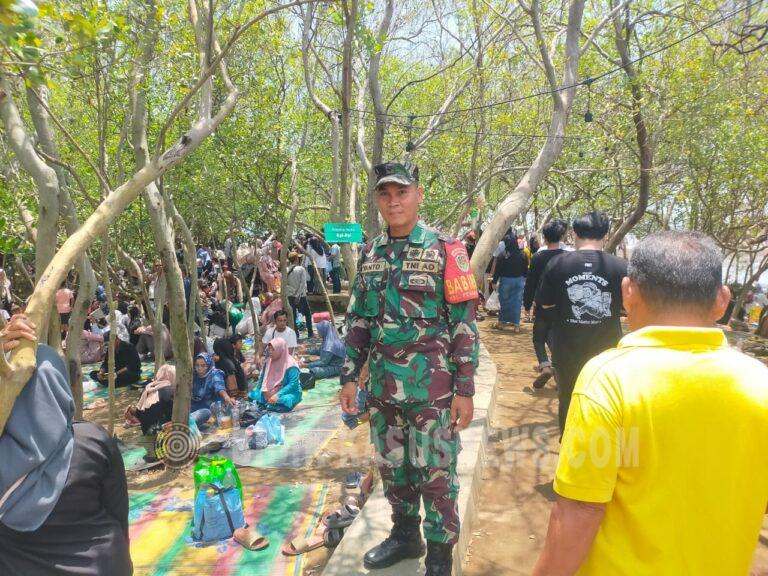 Babinsa Pegambiran Monitoring Situasi Wisata Bahari Kejawanan Saat Libur Idul Fitri