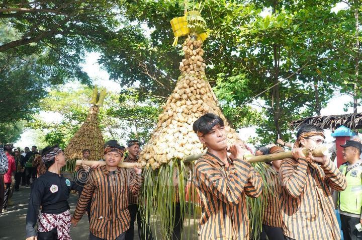 Pantai Kartini, Kupat Lepet Ludes Sekejap di Puncak Pesta Lomban 2026