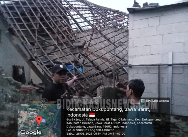 Rumah Warga Ambruk Akibat Hujan Lebat di Cikalahang, Pak Kuwu Sigap Tinjau Lokasi