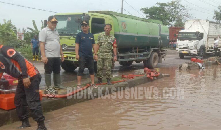 Aksi Cepat Babinsa Way Gubak Atasi Banjir, Gorong-Gorong Tersumbat Dibersihkan, Lalu Lintas Berangsur Normal