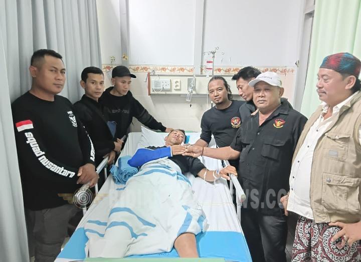 Solidaritas Tinggi, Ketua Ranting Squad Nusantara Pecangaan Jenguk Bendahara yang Alami Kecelakaan