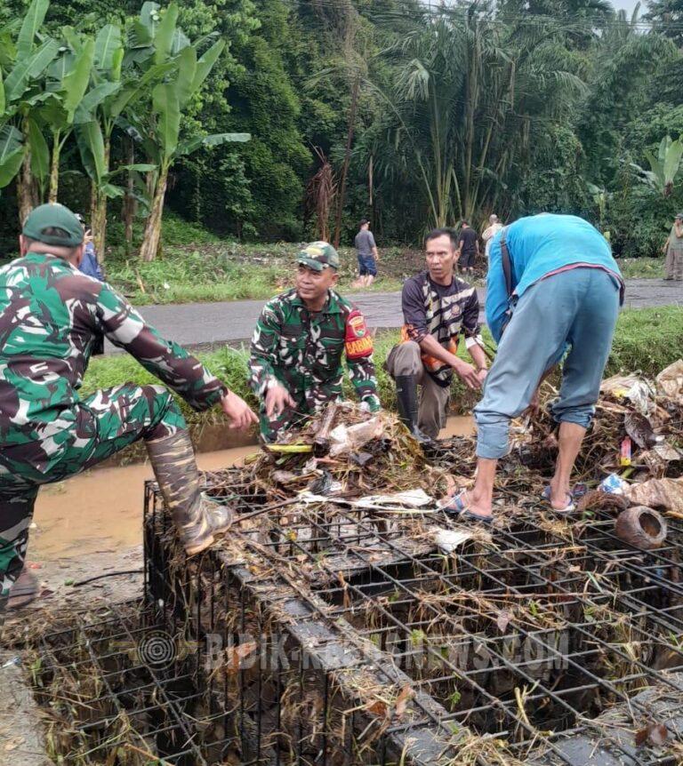 Jalan Morotai Sempat Lumpuh Akibat Banjir, Babinsa Koramil 410-03/TBU Gerak Cepat Atasi Situasi