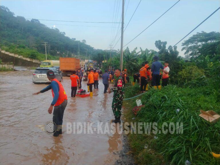 Aksi Heroik Babinsa di Tengah Hujan, Selamatkan Pengendara dari Kemacetan Parah