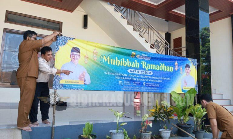 Satpol PP Kecamatan Surade Pasang Baliho Muhibah Ramadan 1447 H di Area Masjid Al-Jalil