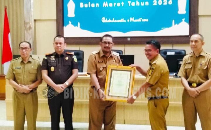 Bupati Sukabumi Serahkan Penghargaan Anugerah Gapura Sri Baduga kepada Desa Citanglar