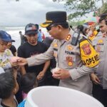 Kapolres Sukabumi Suguhi Anak-anak Es Krim di Tengah Suasana Liburan