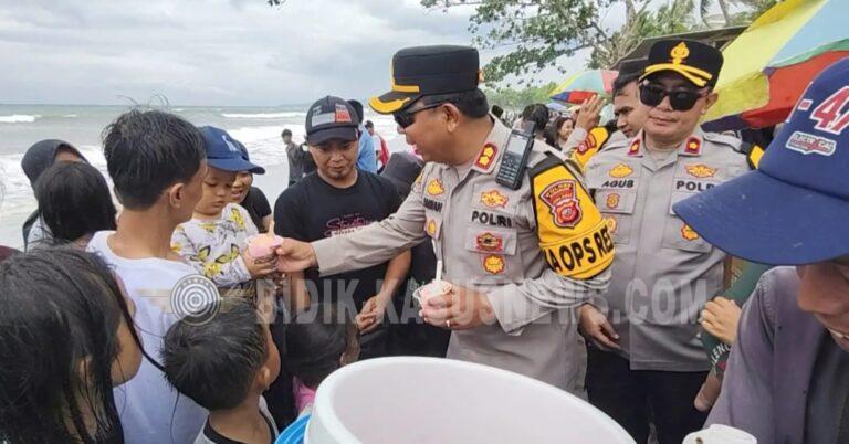 Kapolres Sukabumi Suguhi Anak-anak Es Krim di Tengah Suasana Liburan