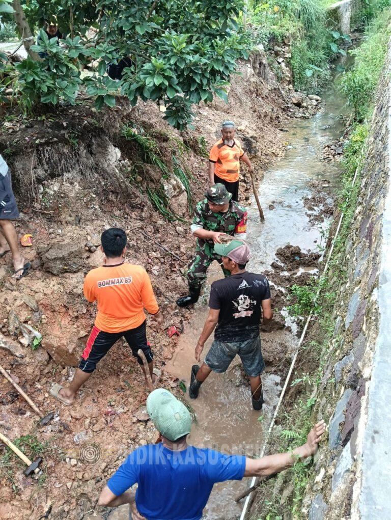 Sigap Hadapi Longsor, Babinsa di Bandar Lampung Pimpin Warga Bersihkan Saluran dan Cegah Banjir