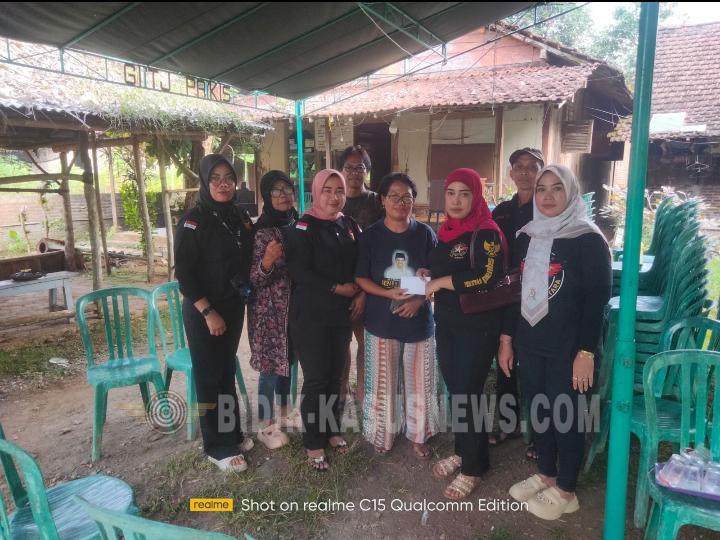 Srikandi Squad Nusantara DPC Jepara Takziah ke Rumah Duka Anggota di Pakis Aji