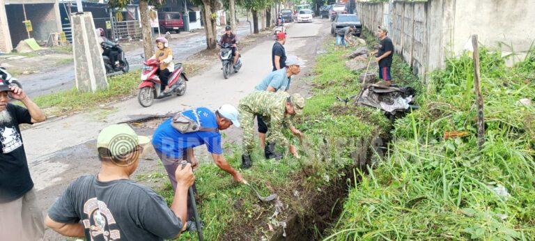 Babinsa Tanjung Senang Pimpin “Jum’at Bersih”, Gotong Royong Warga Bandar Lampung Kian Solid Jaga Lingkungan