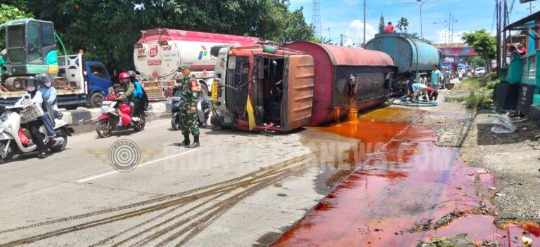 Sigap dan Tanggap, Babinsa Rajabasa Raya Gerak Cepat Evakuasi Truk Sawit Terguling di Jalan Bypass