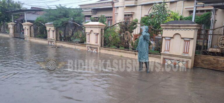 Hujan Lebat Genangi Sukarame, Babinsa Sigap Pantau dan Pastikan Warga Aman