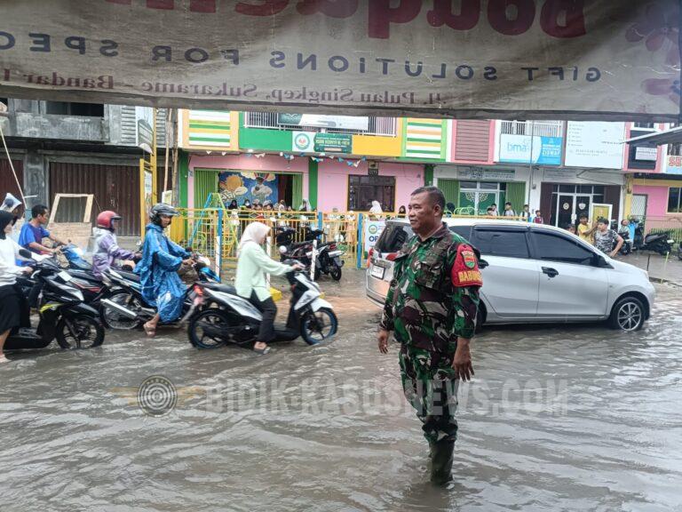 Genangan Air di Jalan Pulau Singkep, Babinsa Sukabumi Sigap Turun Tangan Bantu Warga